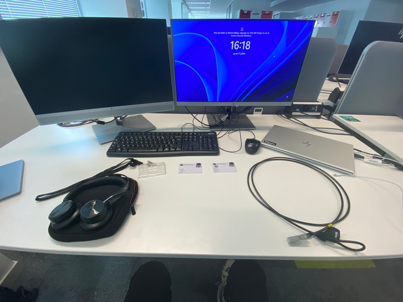 Mon espace de travail - PC, badge, casque et matériel professionnel